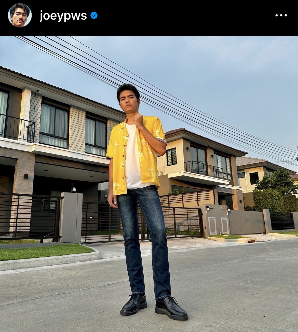 แฟนคลับแซวขำๆ โจอี้ ภูวศิษฐ์ ถ่ายรูปยังไงให้เหมือนโดนรวบ!! 