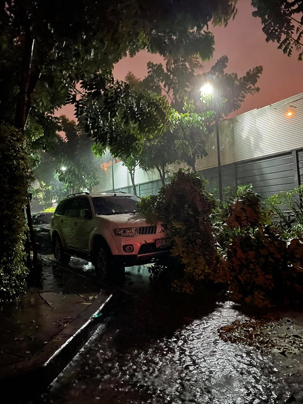 ระทึก!! โก้ ธีรศักดิ์ - บูม สุภาพร เจอฝนถล่ม บ้าน - รถ เสียหาย