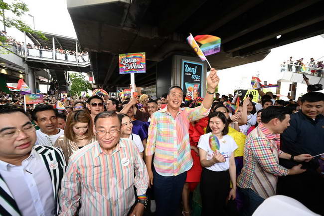 สะบัดธงแห่งความเท่าเทียม อิงฟ้า-ชาล็อต นำทัพ LGBTQIAN+ ร่วมงาน Bangkok Pride Festival 2024