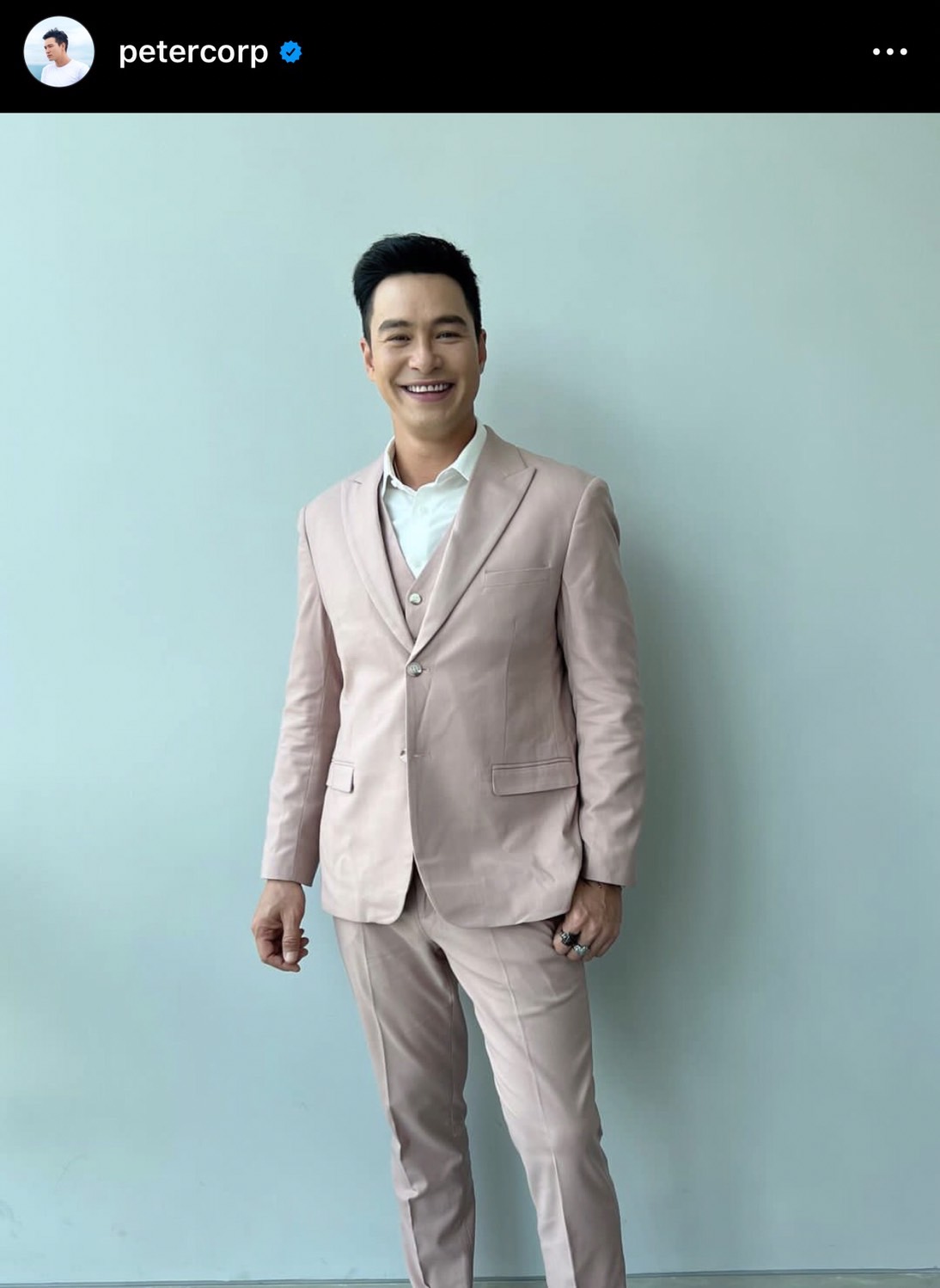 ปีเตอร์ คอร์ป กลับบ้านในรูป 10 ปี พร้อมอวดหลานชายสุดหล่อ