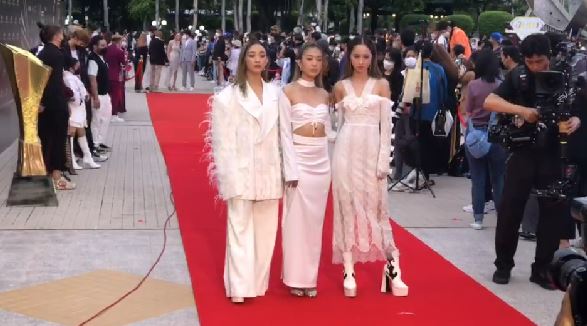 เหล่าคนดัง ตบเท้าร่วมเดินพรมแดงในงาน Maya Entertain Awards 2022 