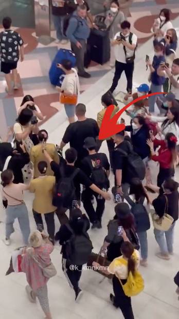 ห่วงความปลอดภัย!! 'หวังอี้ป๋อ' ถูกรุมล้อมที่สนามบิน หลังเดินทางถึงเมืองไทย ห่วงความปลอดภัย!! 'หวังอี้ป๋อ' ถูกรุมล้อมที่สนามบิน หลังเดินทางถึงเมืองไทย