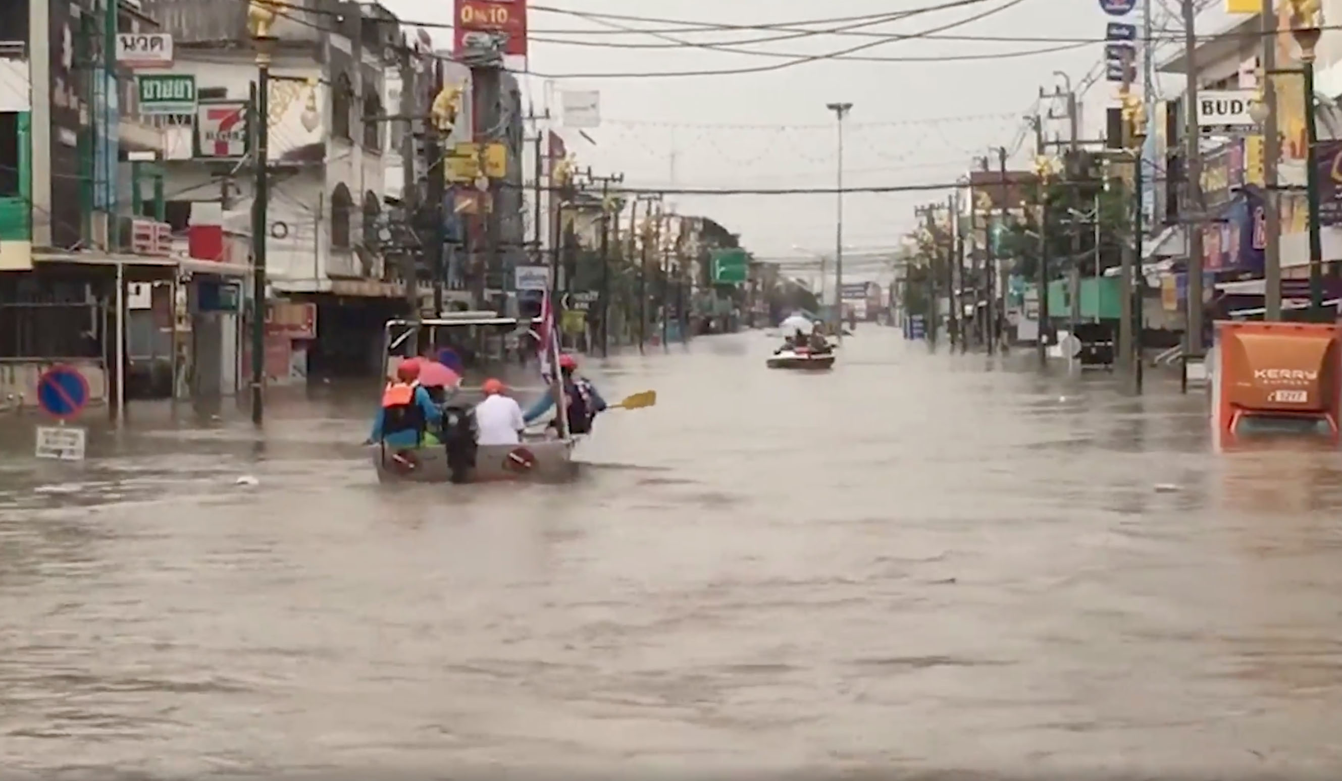ชัยภูมิอ่วม!น้ำท่วมยังสูงรพ.ต้องใช้สะพานชั่วคราวขนย้ายผู้ป่วย ชัยภูมิอ่วม!น้ำท่วมยังสูงรพ.ต้องใช้สะพานชั่วคราวขนย้ายผู้ป่วย