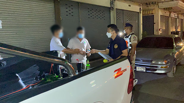 นนทบุรีเข้มสั่งลงโทษ 3 หนุ่มตั้งวงก๊งสุราฝ่าเคอร์ฟิว สั่งวิดพื้น 20 ที นนทบุรีเข้มสั่งลงโทษ 3 หนุ่มตั้งวงก๊งสุราฝ่าเคอร์ฟิว สั่งวิดพื้น 20 ที