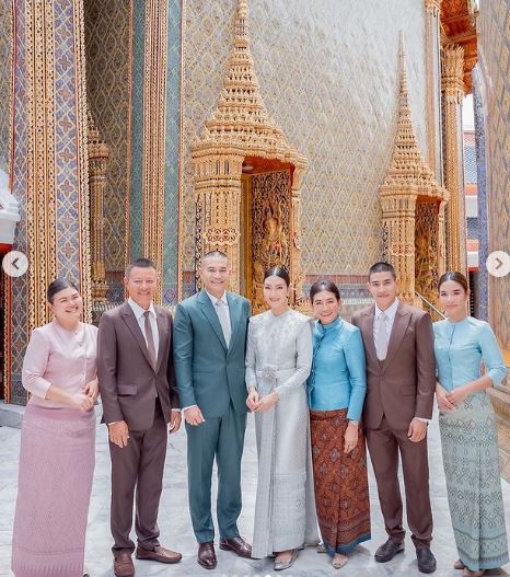 เปิดภาพ แพนเค้ก เขมนิจ ในชุดไทยสวยสง่า ออร่าเจ้าสาวจับ!