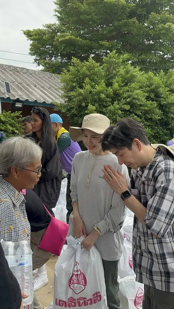บอย-เจี๊ยบ ล่องเรือลงพื้นที่ลุย น้ำท่วมอยุธยา ส่งถุงยังชีพช่วยชาวบ้าน