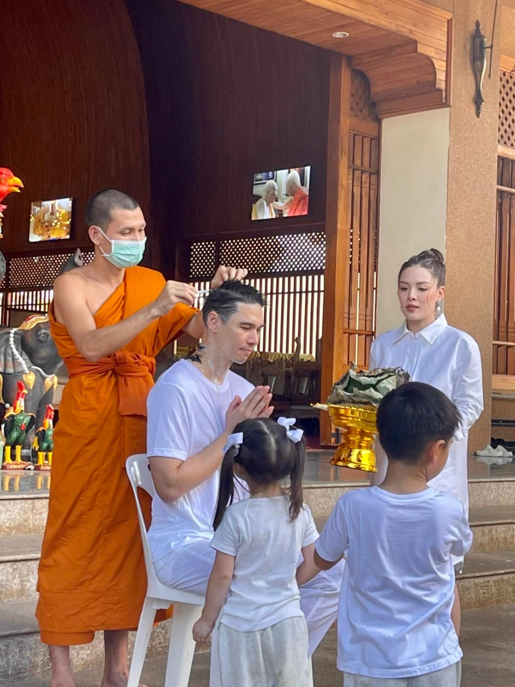 แมทธิว ดีน เข้าพิธีปลงผม เตรียมบวชที่เชียงใหม่ 