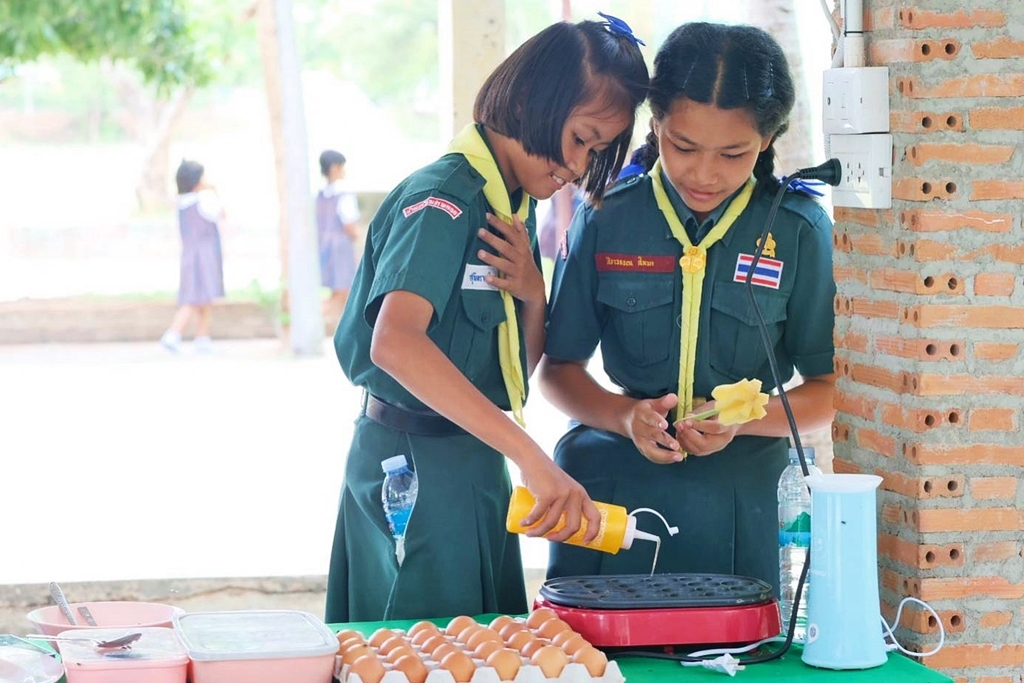 โรงเรียนบ้านแก้วเพชรพลอย จ.สระแก้ว สอนทักษะอาชีพ-สร้างคลังอาหาร “โครงการเลี้ยงไก่ไข่เพื่ออาหารกลางวันนักเรียน” โรงเรียนบ้านแก้วเพชรพลอย จ.สระแก้ว สอนทักษะอาชีพ-สร้างคลังอาหาร “โครงการเลี้ยงไก่ไข่เพื่ออาหารกลางวันนักเรียน”