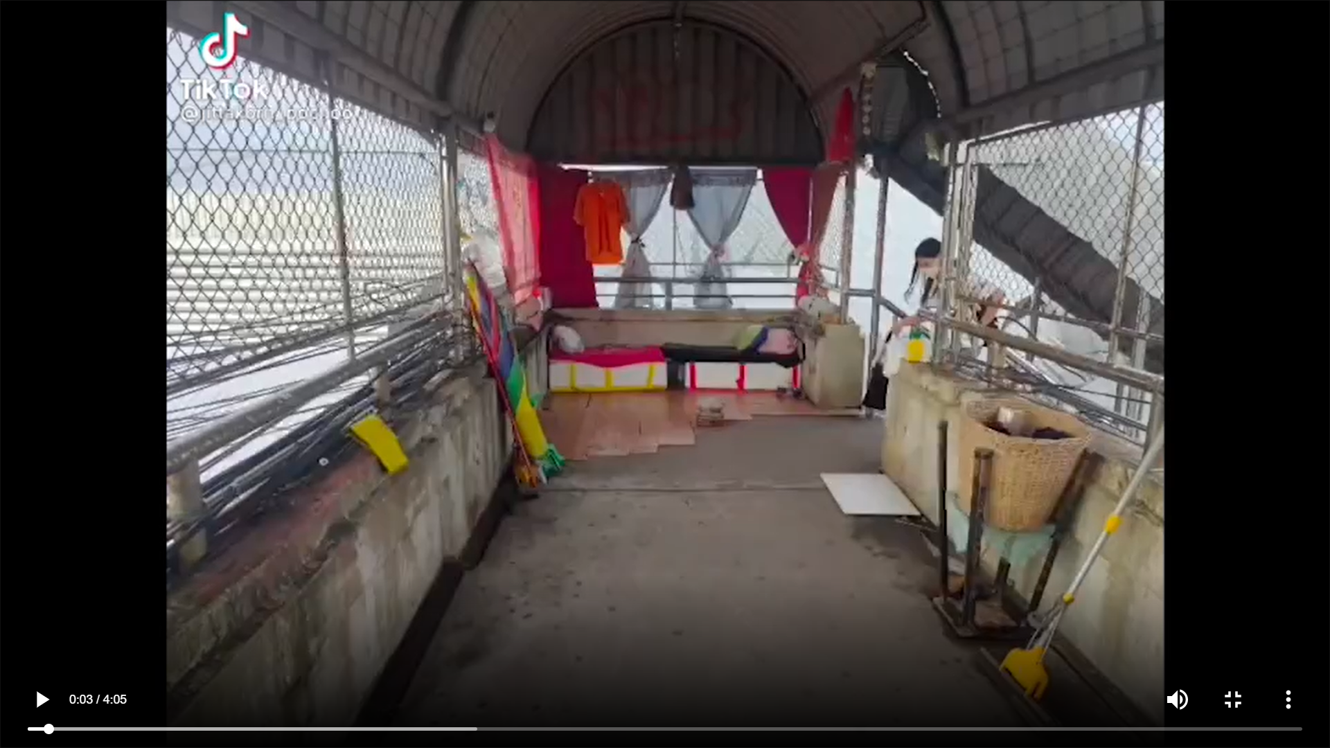 รื้อแล้ว วิมานสะพานลอย รีโนเวทเป็นห้องพัก ไร้เงาเจ้าของ รื้อแล้ว วิมานสะพานลอย รีโนเวทเป็นห้องพัก ไร้เงาเจ้าของ