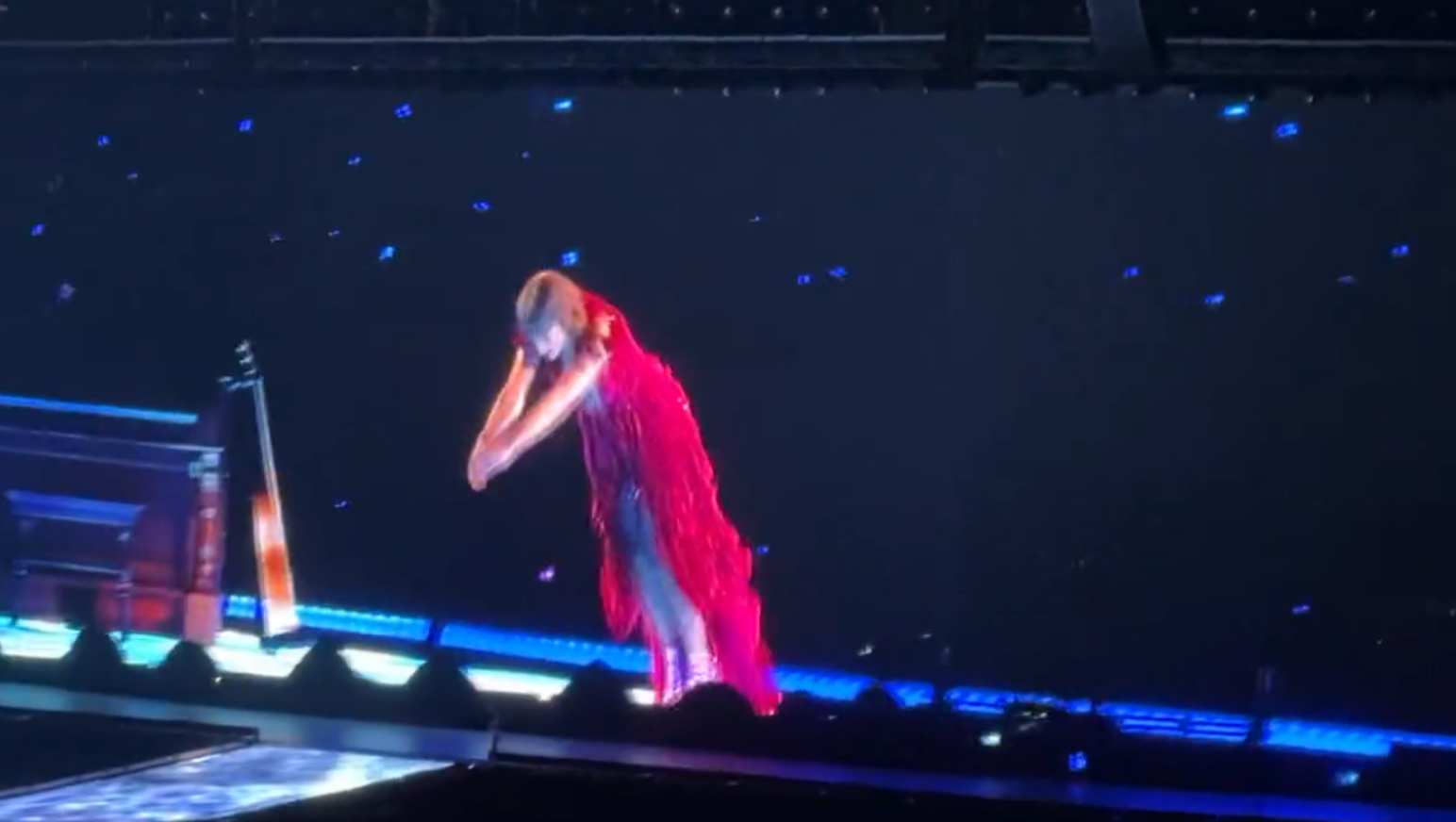 “Taylor Swift” เล่นใหญ่ในรอบ 5 ปี โชว์ดำน้ำกลางเวทีคอนเสิร์ต ‘The Eras Tour’ 