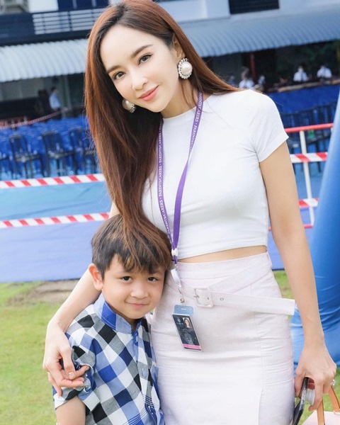 คุณแม่ เป้ย ปานวาด สุดภูมิใจ!! ลูกชายเรียนจบ Year 3 แล้ว คุณแม่ เป้ย ปานวาด สุดภูมิใจ!! ลูกชายเรียนจบ Year 3 แล้ว