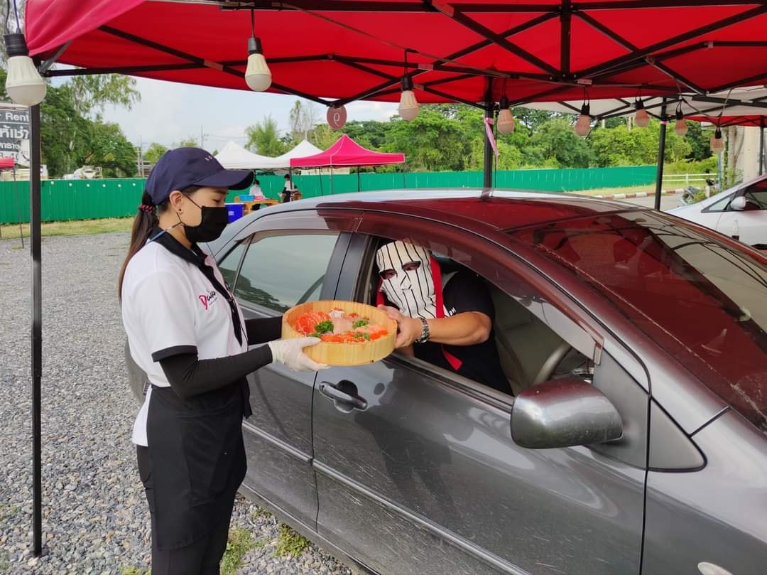 ร้านซูชิสู้โควิด!นั่งทานที่ร้านไม่ได้ผุดบริหาร “Drive-In Buffet” ร้านซูชิสู้โควิด!นั่งทานที่ร้านไม่ได้ผุดบริหาร “Drive-In Buffet”