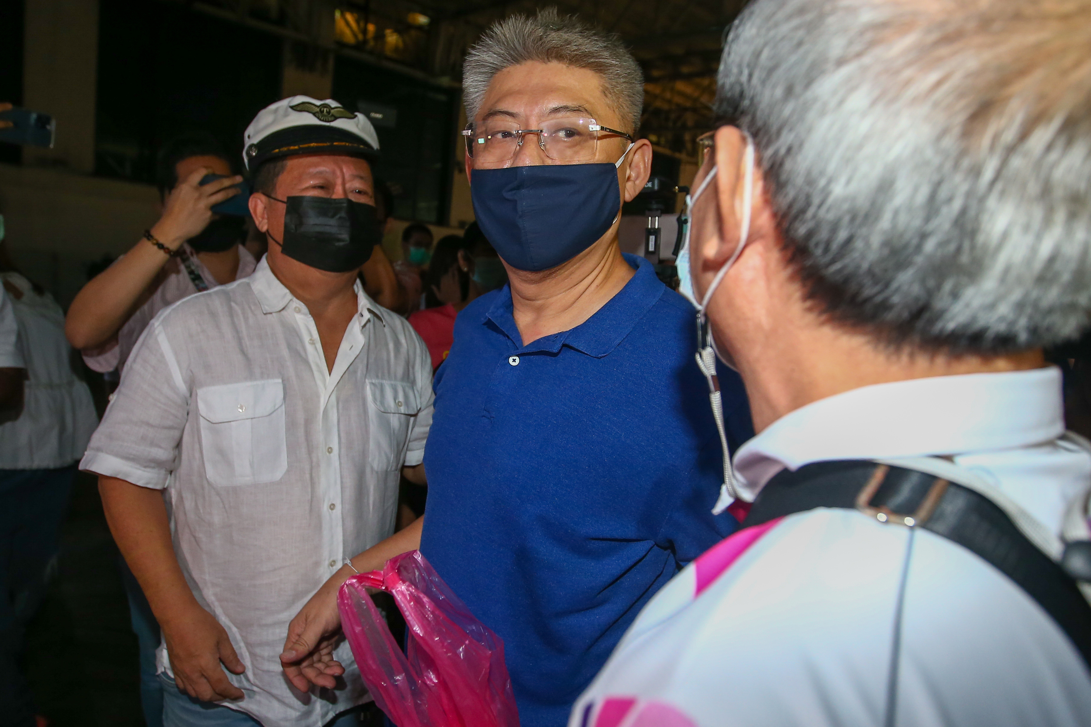 ประมวลภาพ สรยุทธ พ้นคุก คนดังร่วมให้กำลังใจเพียบ ประมวลภาพ สรยุทธ พ้นคุก คนดังร่วมให้กำลังใจเพียบ
