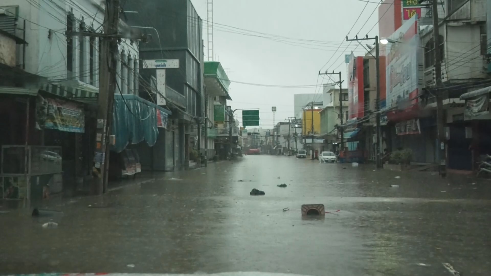 ฝนถล่ม จ.พิจิตร น้ำท่วมหนักย่านเศรษฐกิจ พ่อค้า-แม่ค้า เร่งอพยพ ฝนถล่ม จ.พิจิตร น้ำท่วมหนักย่านเศรษฐกิจ พ่อค้า-แม่ค้า เร่งอพยพ