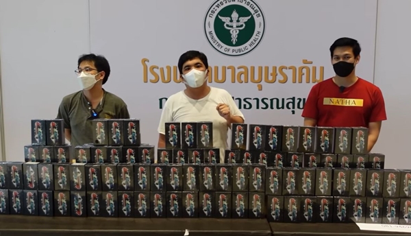 แจ๊ค แฟนฉัน ทำบุญบริจาคสิ่งของ และ โทรศัพท์ 100 เครื่องให้ รพ.บุษราคัม