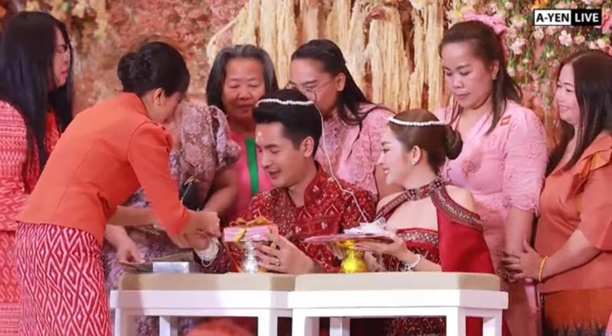 เริ่มต้นชีวิตคู่ บอย ศิริชัย ควง แอน อรดี เข้าพิธีวิวาห์สุดอบอุ่น สินสอดนับล้าน! เริ่มต้นชีวิตคู่ บอย ศิริชัย ควง แอน อรดี เข้าพิธีวิวาห์สุดอบอุ่น สินสอดนับล้าน!
