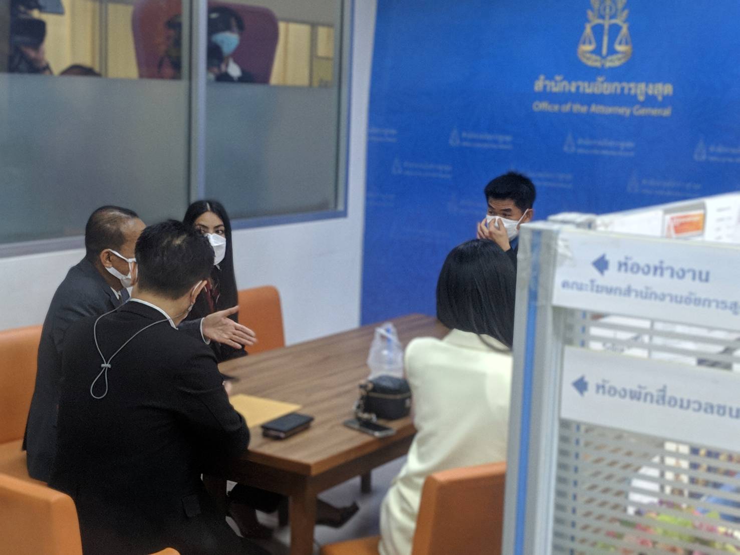 อยากเป็นจำเลยแล้ว! กระติก-แซน บุกงานอัยการสูงสุดร้องขอความเป็นธรรม 