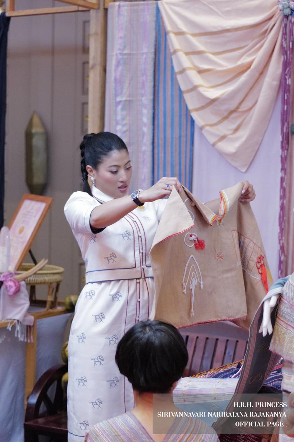 เจ้าฟ้าสิริวัณณวรี เสด็จไปทอดพระเนตรการจัดแสดงและจำหน่ายผลิตภัณฑ์ผ้าและงานหัตกรรมภาคกลาง