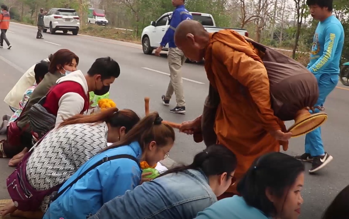 หลวงตาบุญชื่น ถึงลำปางแล้ว! ปชช.รอกราบตลอดเส้นทาง หลวงตาบุญชื่น ถึงลำปางแล้ว! ปชช.รอกราบตลอดเส้นทาง