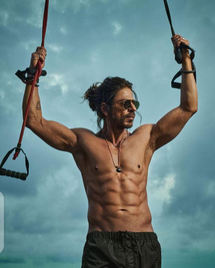  “Shah Rukh Khan”  จูบแฟนคลับผู้พิการ จนสร้างกระแสอุ่นใจทั่วโซเชียล