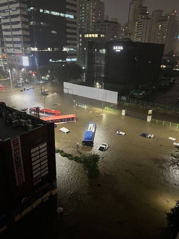 คังนัมน้ำท่วมหนัก!! ฝนถล่มกรุงโซล ย่านธุรกิจน้ำนอง รถใหญ่เล็กจมน้ำ 