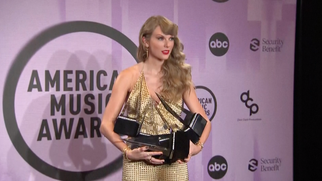 เกือบอุ้มไม่ไหว!! เผยภาพหลังเวที AMAs เมื่อ ‘Taylor Swift’ แบก 6 รางวัลยิ้มสู้กล้อง