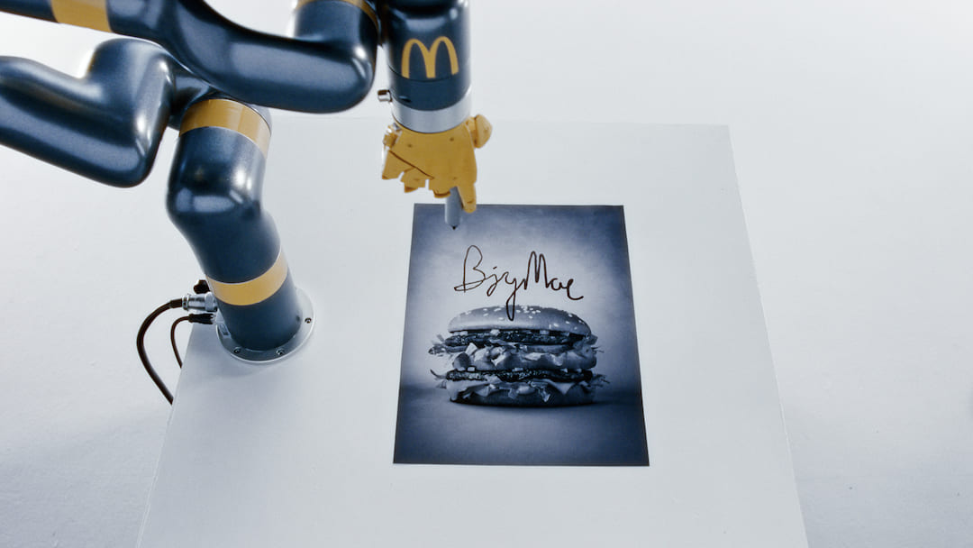 “McDonald's” ใช้ AI ช่วยสร้างลายเซ็นให้เมนูระดับตำนาน “Big Mac” “McDonald's” ใช้ AI ช่วยสร้างลายเซ็นให้เมนูระดับตำนาน “Big Mac”