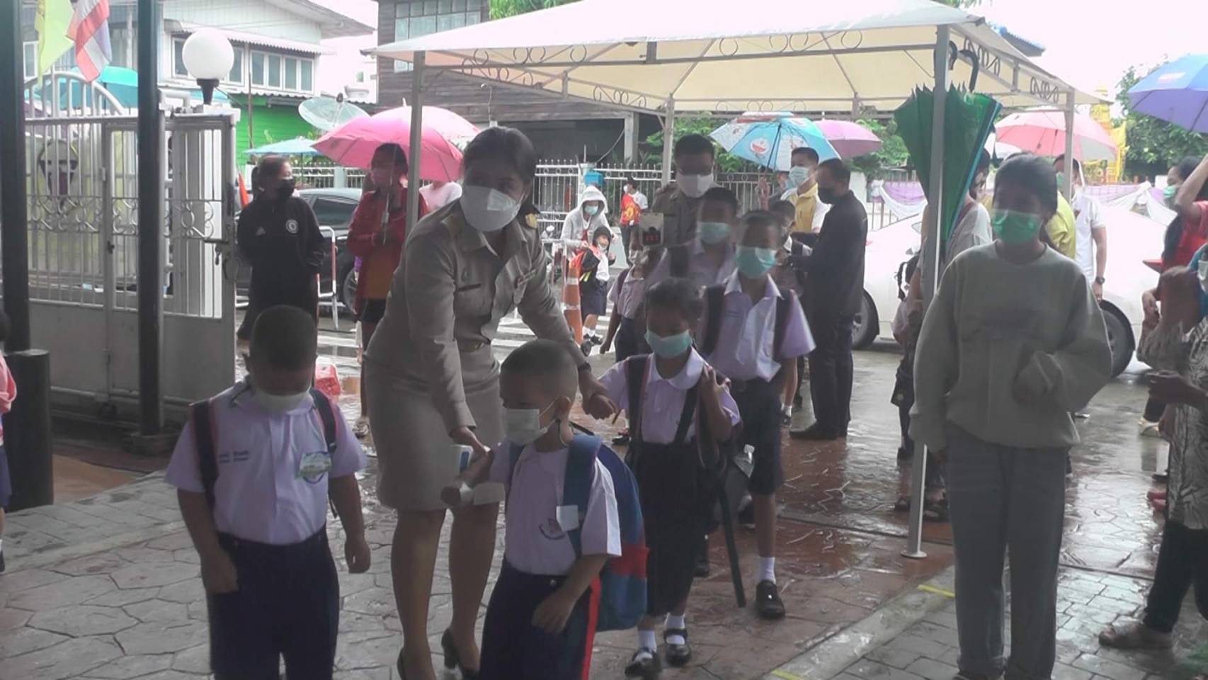 พิจิตรเปิดเรียนวันแรก-ผู้ปกครองวอนเร่งฉีดวัคซีนบุคลากรทางการศึกษา พิจิตรเปิดเรียนวันแรก-ผู้ปกครองวอนเร่งฉีดวัคซีนบุคลากรทางการศึกษา