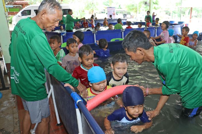 เยาวชนร่วมโครงการ 600 คน “ลอยน้ำได้ ว่ายน้ำเป็น” ครั้งที่ 2 จ.อุบลราชธานี 
