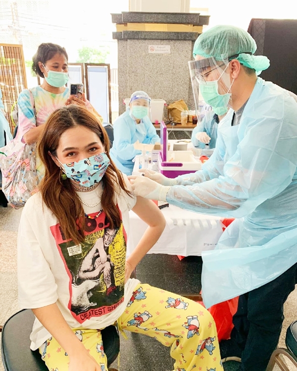 ชมพู่ อารยา ฉีดวัคซีน ชาวเน็ตแห่ขอรีวิวหลังฉีด ชมพู่ อารยา ฉีดวัคซีน ชาวเน็ตแห่ขอรีวิวหลังฉีด