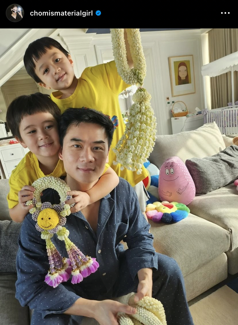 น่ารักเกินไปไหม! ชมพู่ เผยภาพ สายฟ้า-พายุ-แอบิเกล มอบพวงมาลัยให้คุณพ่อ น็อต