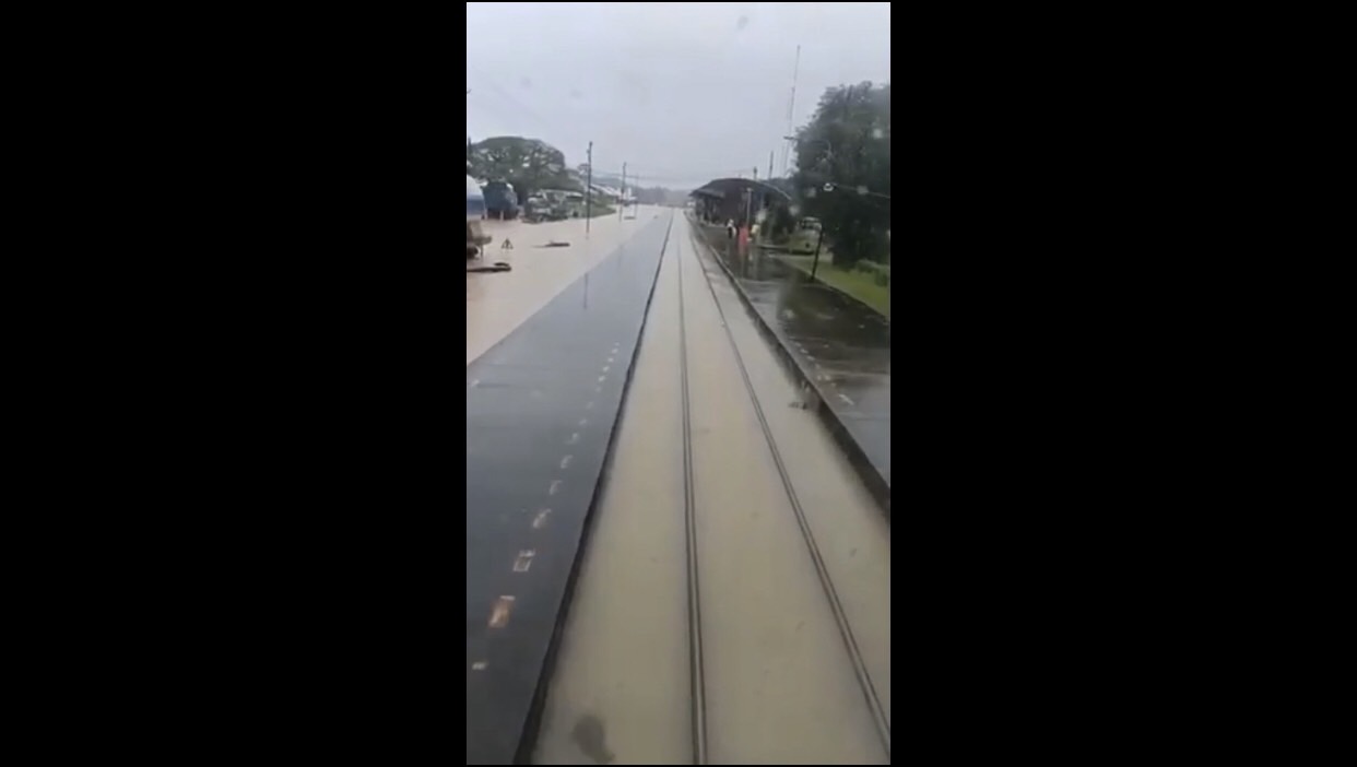 เปิดภาพ ฝนถล่มสงขลา น้ำท่วมตัดขาดถนน - ทางรถไฟสายใต้อัมพาต