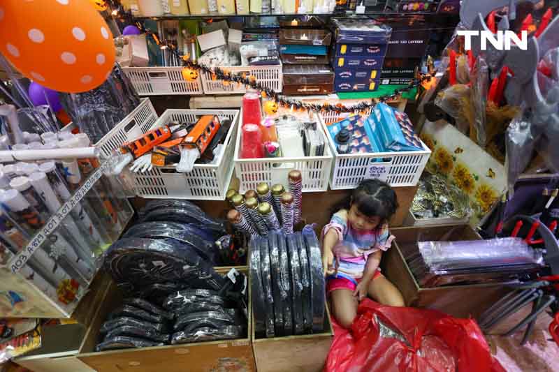 เตรียมรับฮาโลวีน นทท.เลือกซื้อเครื่องแต่งกายหลอนรับวันปล่อยผี เตรียมรับฮาโลวีน นทท.เลือกซื้อเครื่องแต่งกายหลอนรับวันปล่อยผี