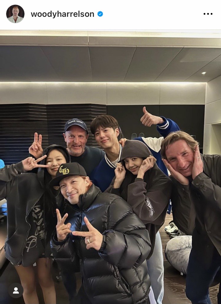 ช็อตหายาก!! 'ลิซ่า-เจนนี่-พัคโบกอม-แทยัง-Woody Harrelson' กระทบไหล่ที่กรุงโซล ช็อตหายาก!! 'ลิซ่า-เจนนี่-พัคโบกอม-แทยัง-Woody Harrelson' กระทบไหล่ที่กรุงโซล