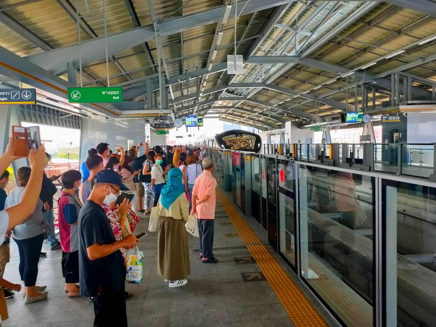 ‘รถไฟฟ้าสายสีเหลือง’ เปิดทดลองวันแรก ปชข.แห่ใช้ เช็กเวลาบริการได้ที่นี่ 