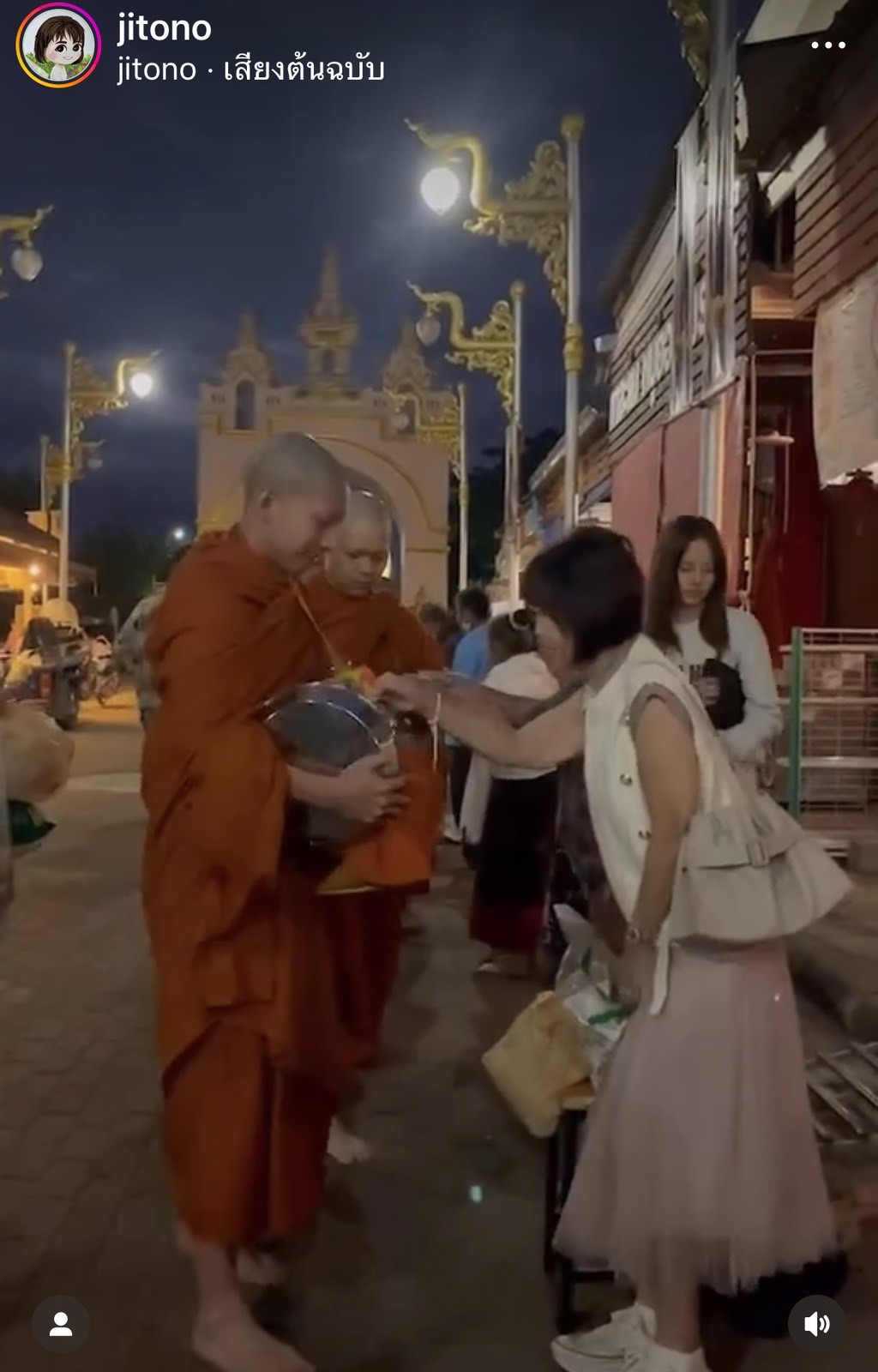 พระโตโน่ ออกบิณฑบาตวันแรก ด้าน ณิชา ร่วมตักบาตรพระใหม่ พระโตโน่ ออกบิณฑบาตวันแรก ด้าน ณิชา ร่วมตักบาตรพระใหม่