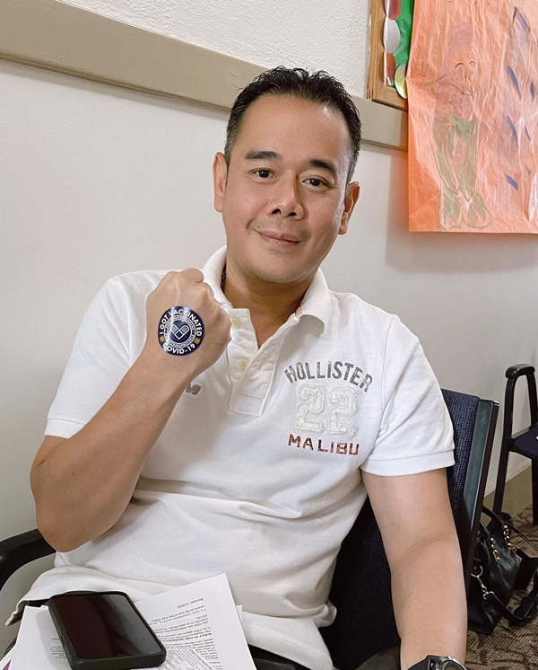 เป๊ก สัณณ์ชัย เผยภาพฉีดวัคซีน หลังเดินทางมาถึงอเมริกาได้คืนเดียว!!