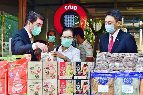เครือซีพี ผนึกกำลังส่งมอบความช่วยเหลือชุมชนคลองเตยสู้ภัยโควิด-19 เครือซีพี ผนึกกำลังส่งมอบความช่วยเหลือชุมชนคลองเตยสู้ภัยโควิด-19