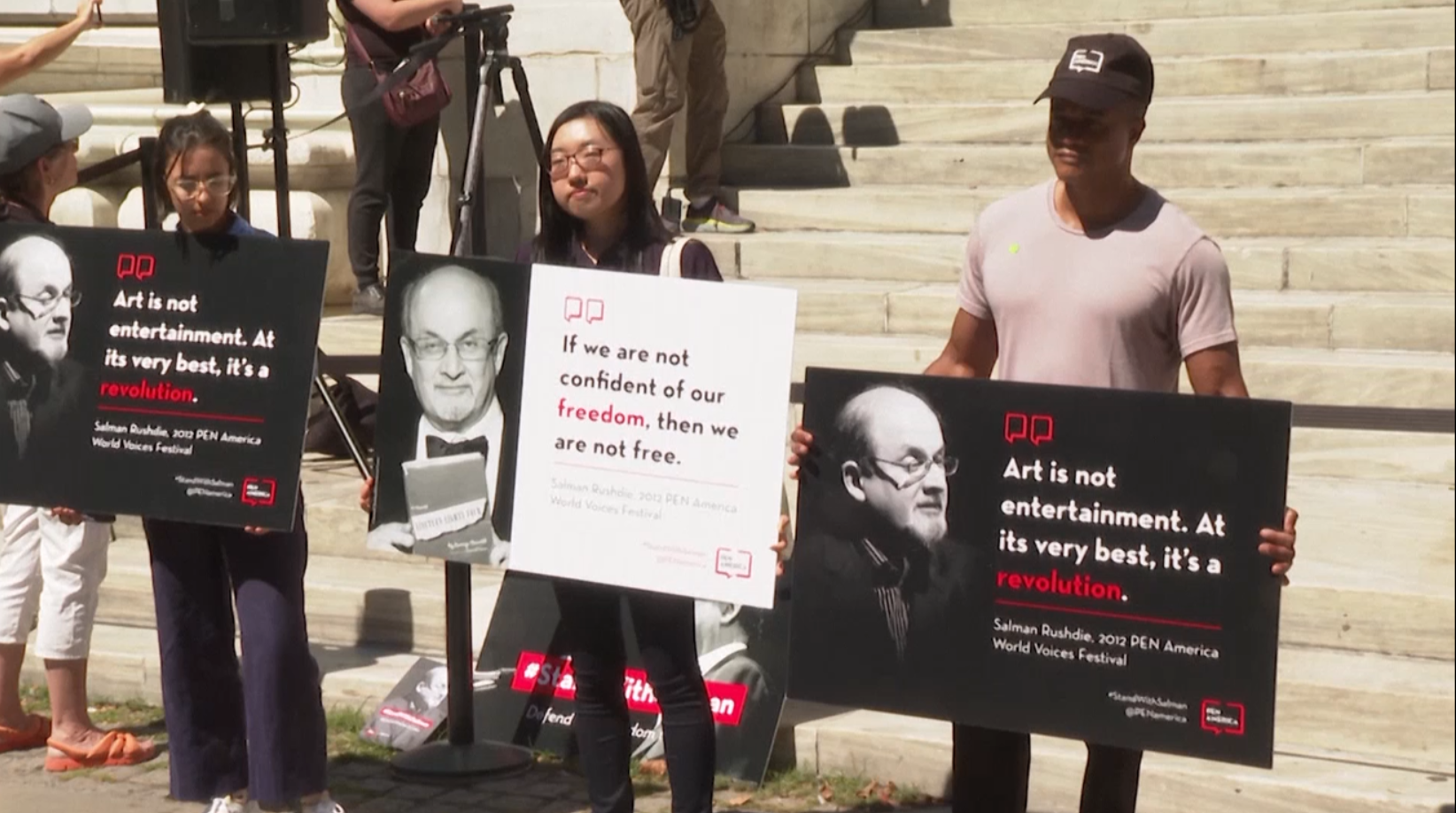 เหล่านักเขียนดัง รวมตัวประกาศจุดยืนเคียงข้าง “Salman Rushdie”