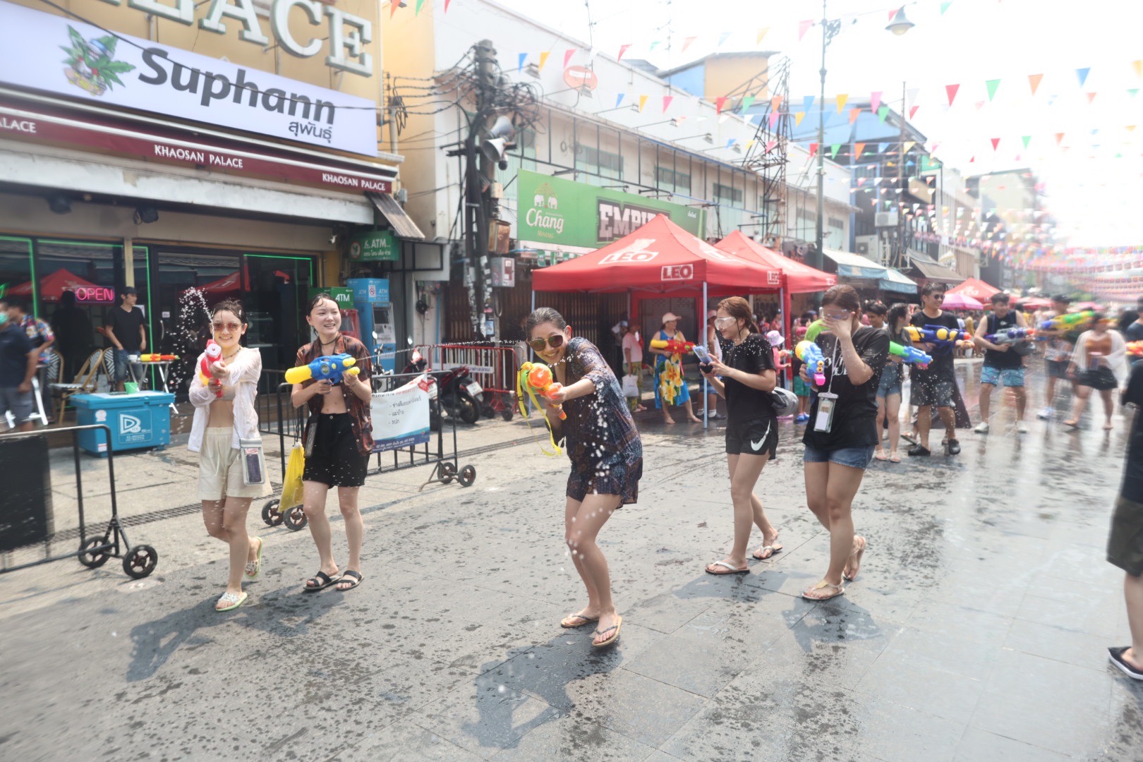 สงกรานต์ถนนข้าวสารเริ่มแล้ว นักท่องเที่ยวแห่เล่นสาดน้ำกันอย่างคึกคัก สงกรานต์ถนนข้าวสารเริ่มแล้ว นักท่องเที่ยวแห่เล่นสาดน้ำกันอย่างคึกคัก