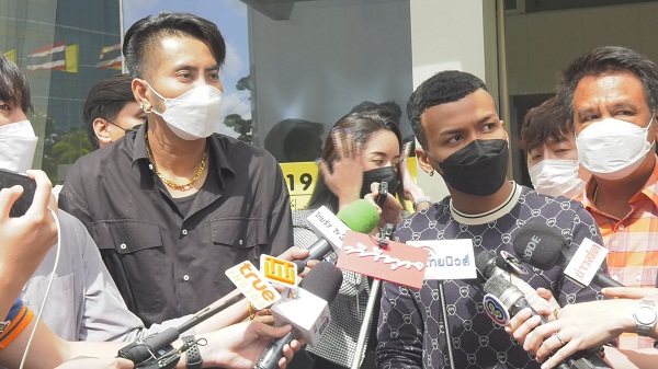 จับมือเดินหน้า “บอล – โชค” ทำงานส่วนที่เหลือให้ดีที่สุด  (มีคลิป)