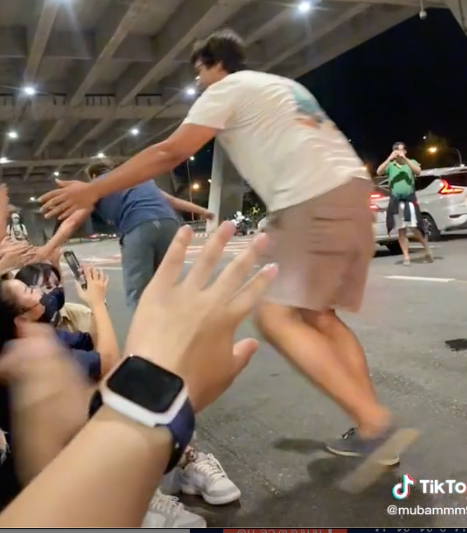 สุดปั่น!แก๊งฝรั่งมาสนามบินเจอเหล่า ‘อากาเซ่’ เลยขอเป็นเซเลบ 1 วัน สุดปั่น!แก๊งฝรั่งมาสนามบินเจอเหล่า ‘อากาเซ่’ เลยขอเป็นเซเลบ 1 วัน