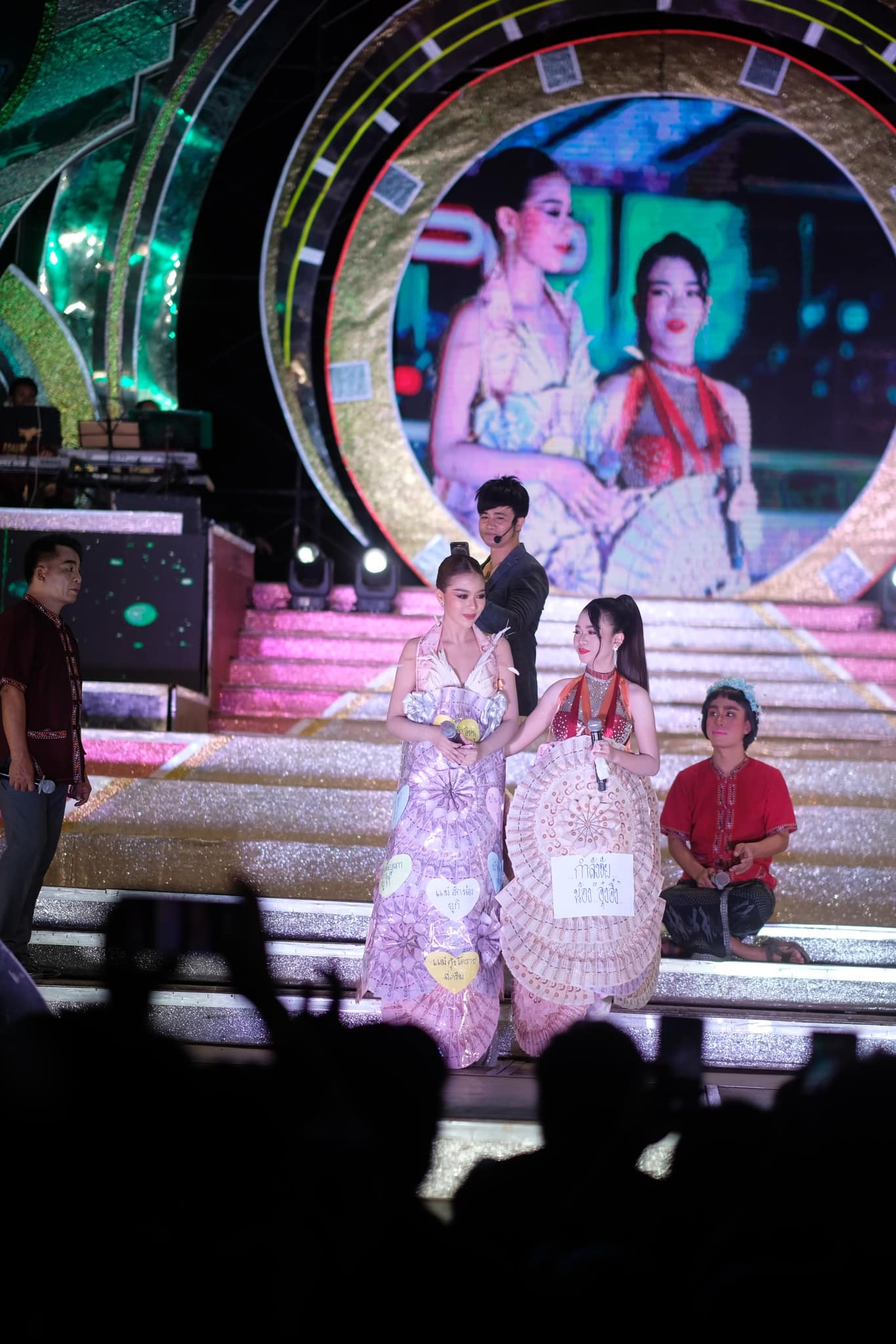 กำไรของคนดูเมื่อ 2 สาวดาวรุ่ง ยูกิ ไหทองคำ และ อุ๋งอิ๋ง เพชรบ้านแพง มาขึ้นเวทีเดียวกัน