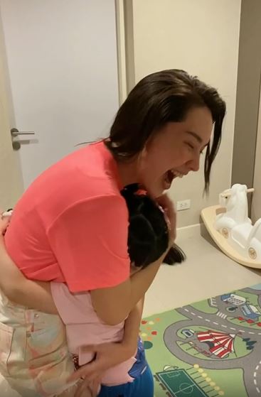 ได้กอดลูกแล้ว!! นุ้ย สุจิรา กลับบ้าน หลังผลตรวจไม่พบเชื้อ