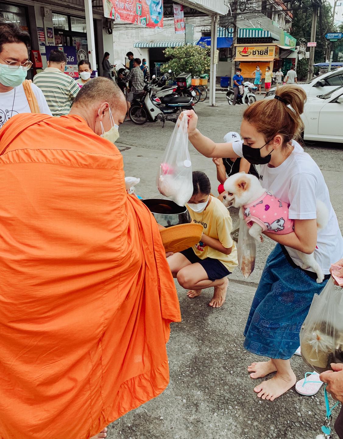 หลิว อาจารียา แจงดราม่าอุ้มสุนัขใส่บาตร ผิดหรือไม่?!