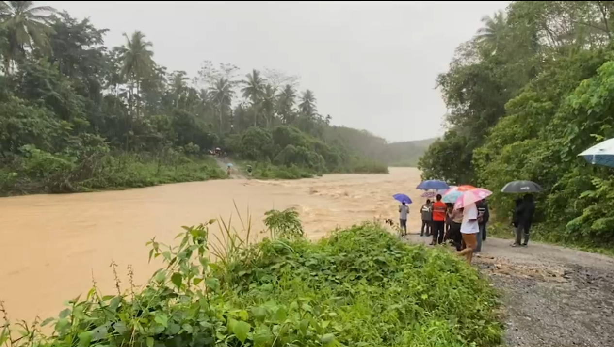 เปิดภาพน้ำป่าทะลัก อ.กาญจนดิษฐ์ ท่วมบ้านเรือน 250 หลัง เปิดภาพน้ำป่าทะลัก อ.กาญจนดิษฐ์ ท่วมบ้านเรือน 250 หลัง