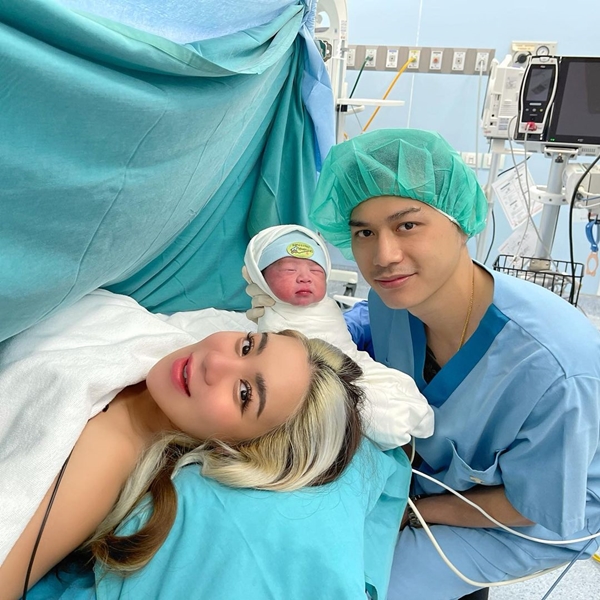 ขนมจีน กุลมาศ คลอดลูกชายคนแรก สามีดูแลไม่ห่าง ขนมจีน กุลมาศ คลอดลูกชายคนแรก สามีดูแลไม่ห่าง