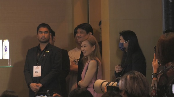 แจ็คสัน พาคุณพ่อคุณแม่ ร่วมงานอีเว้นท์ในเมืองไทย   (มีคลิป)