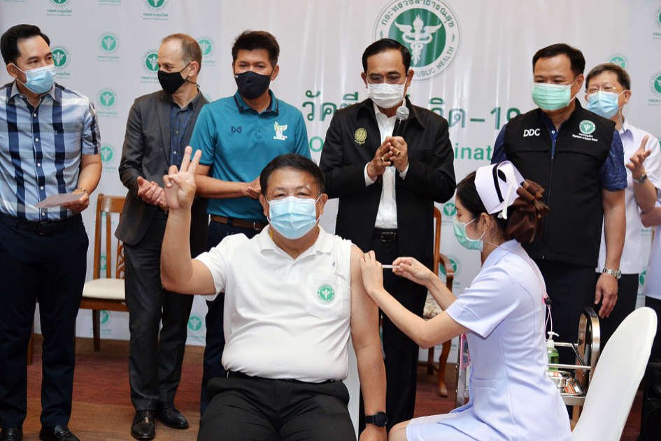 นาทีประวัติศาสตร์! นพ.ยงฉีดวัคซีนโควิด 19 เข็มแรกให้ ‘อนุทิน’ 