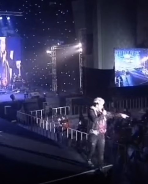  นุ๊ก ธนดล ตกเวทีสูงเกือบ 2  เมตร  ด้านแฟนคลับแห่เป็นห่วง!!